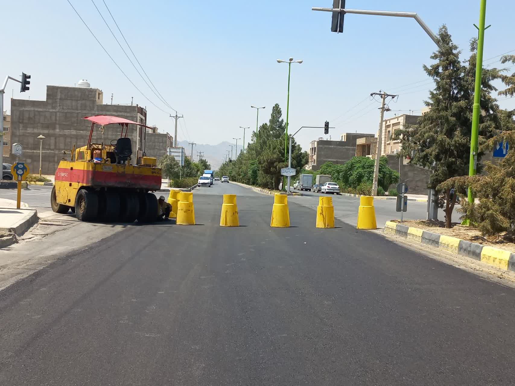 ادامه نهضت آسفالت خیابان ها و معابر بهارستان توسط شرکت عمران
