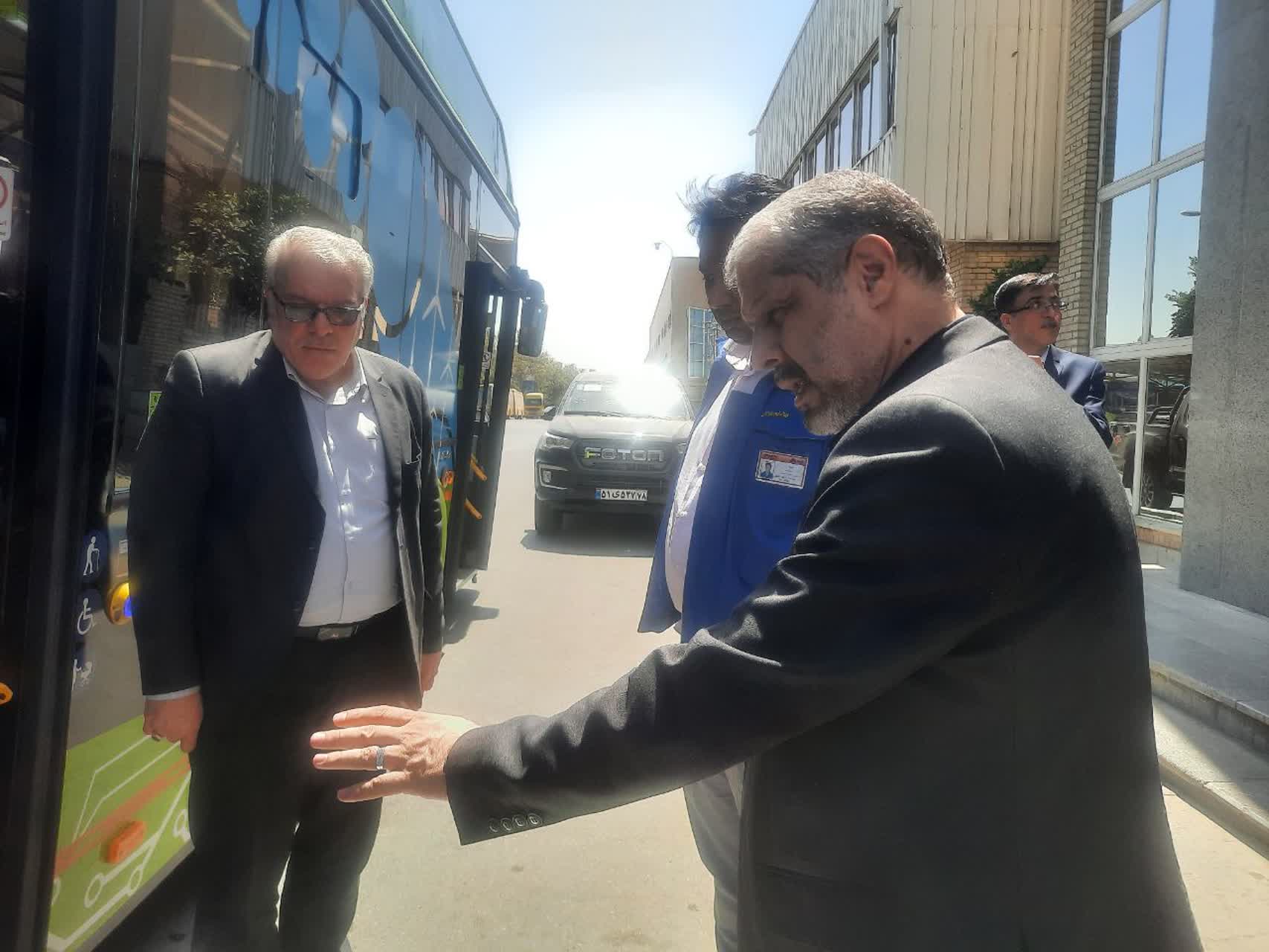 خرید اتوبوس های جدید توسط شهرداری در راستای بهبود و ساماندهی حمل و نقل عمومی شهر بهارستان
