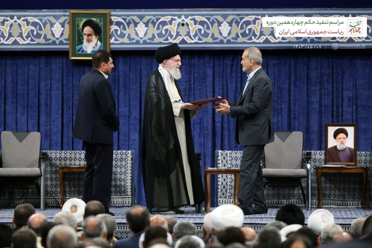 با تنفیذ رای ملت ایران؛رهبر معظم انقلاب اسلامی، دکتر پزشکیان را به ریاست جمهوری اسلامی ایران منصوب کردند