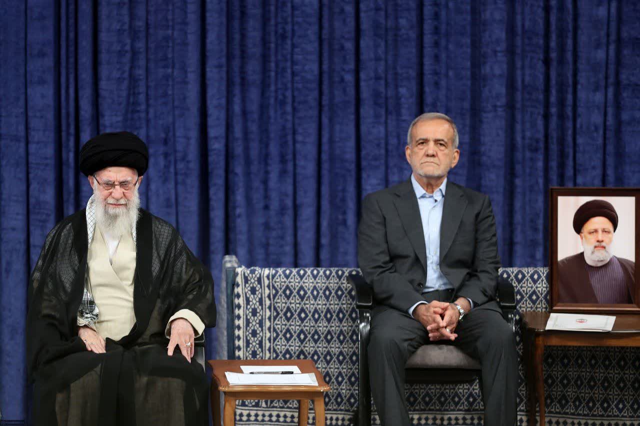 با تنفیذ رای ملت ایران؛رهبر معظم انقلاب اسلامی، دکتر پزشکیان را به ریاست جمهوری اسلامی ایران منصوب کردند