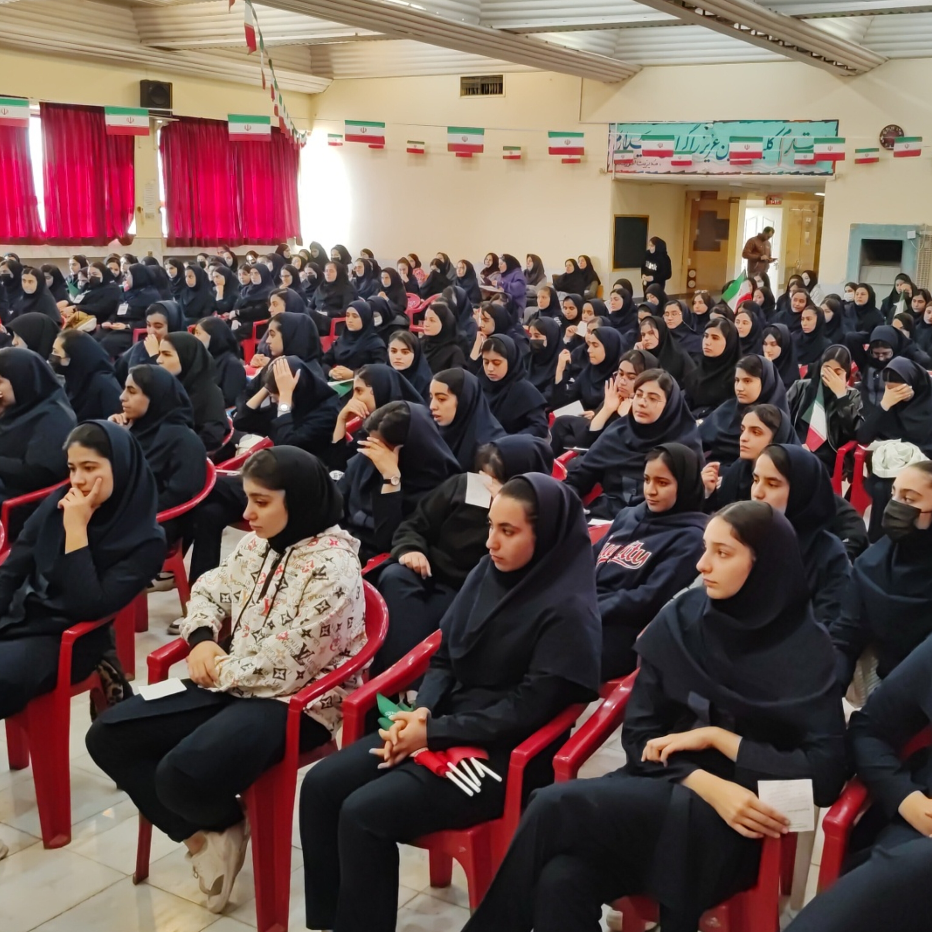 زنگ انقلاب در دبیرستان دخترانه پروین اعتصامی بهارستان 