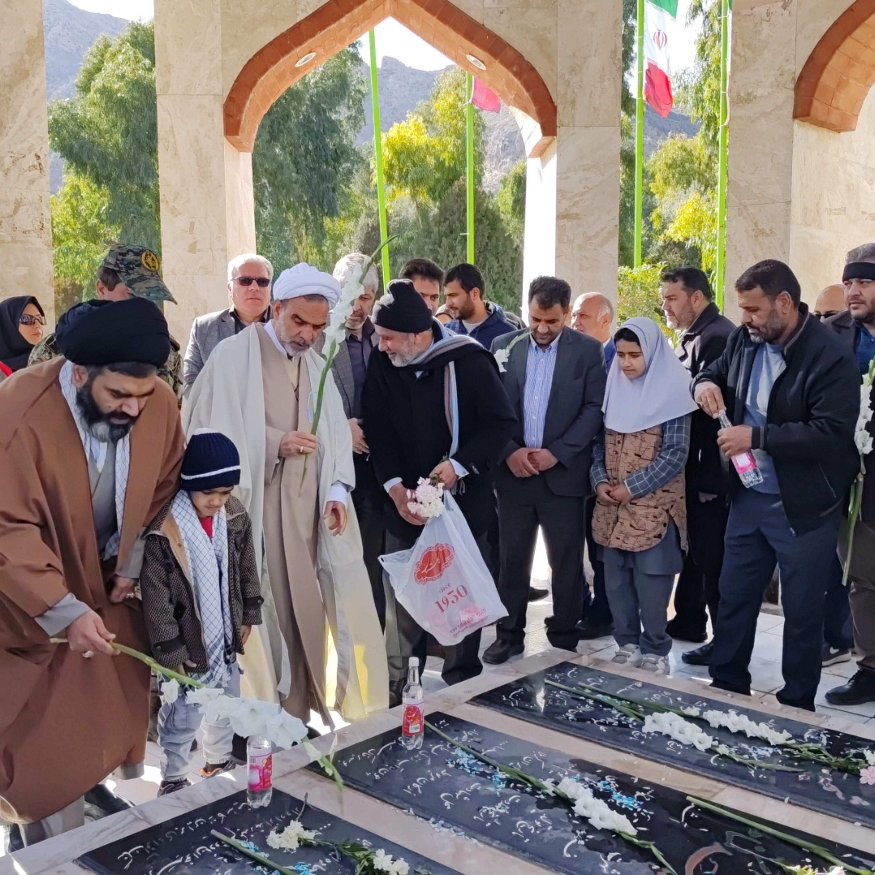 غبارروبی گلزار مطهر شهدای گمنام بهارستان به مناسبت آغاز دهه فجر
