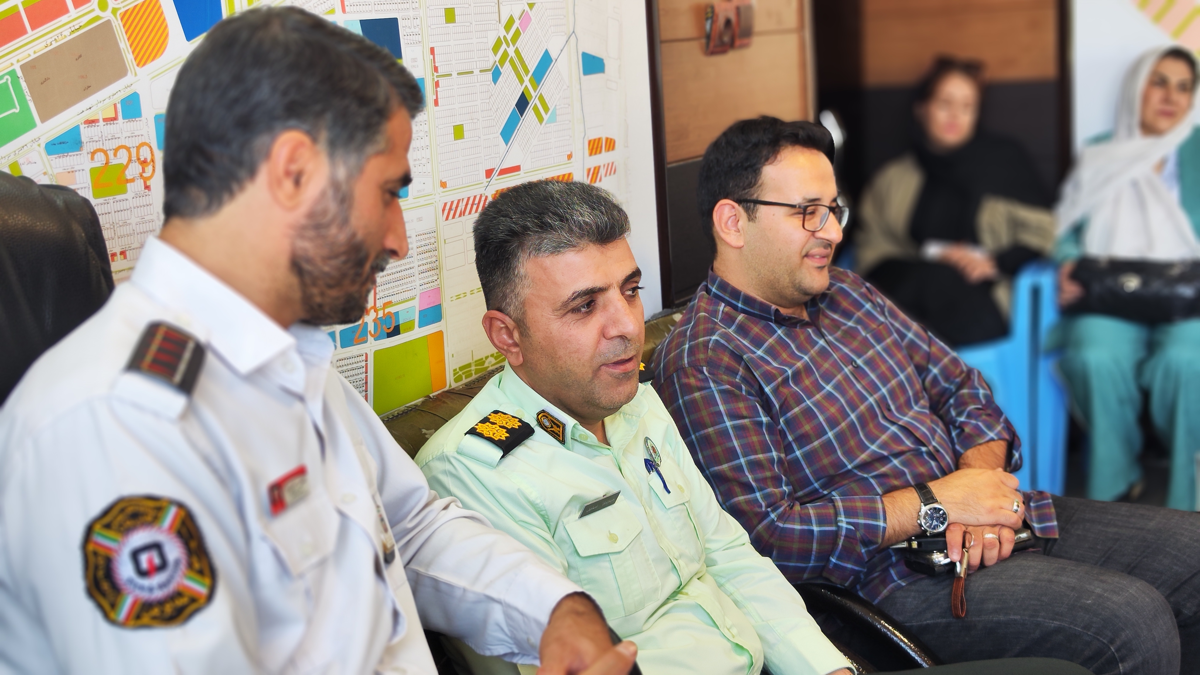 دیدار صمیمی مدیران شهر بهارستان با آتش نشانان 