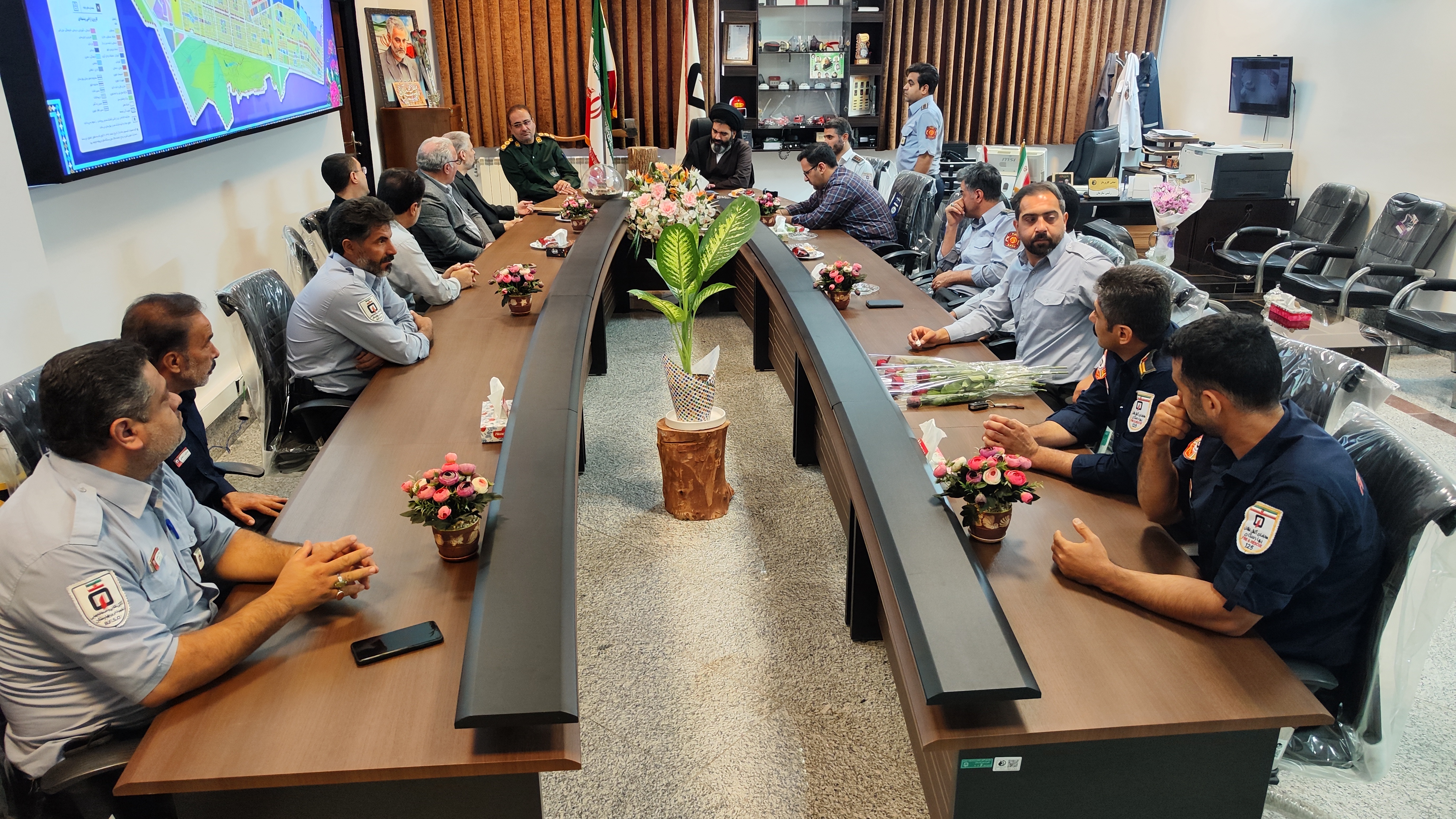 دیدار صمیمی مدیران شهر بهارستان با آتش نشانان 